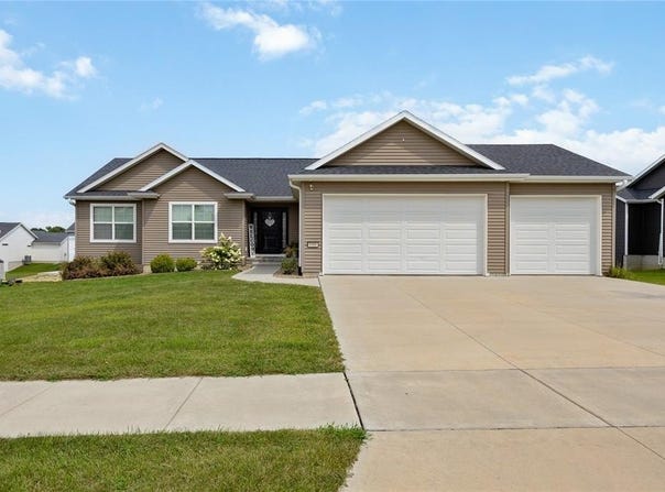 6906 Stone Meadow Drive SW, Cedar Rapids, IA 52404