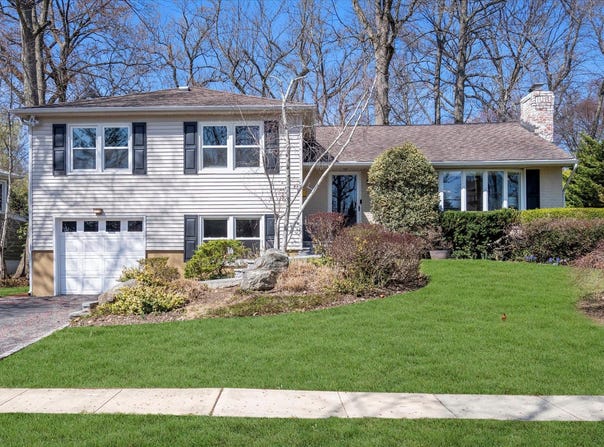37 Morewood Oaks, Port Washington, NY 11050