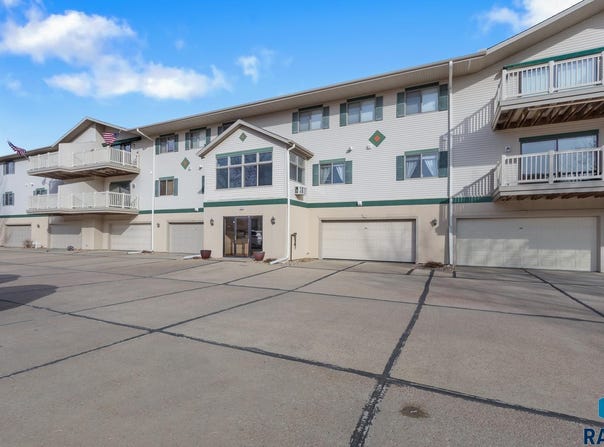 3710 E Peony Pl, Sioux Falls, SD 57103