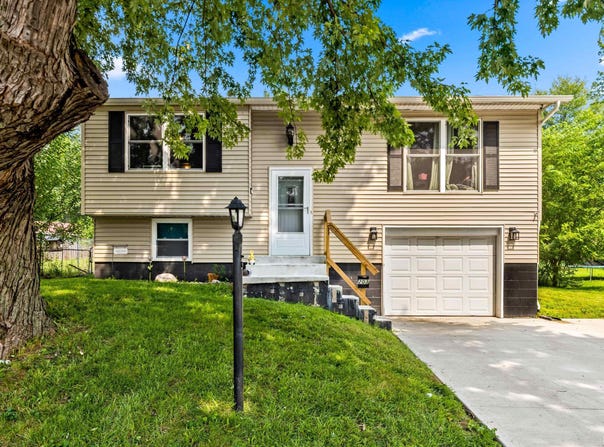 203 DOUGLAS Road, Marquette Heights, IL 61554