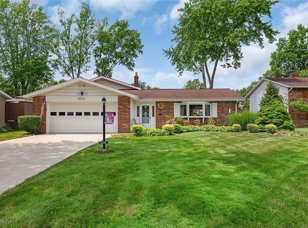 6122 Forest Ridge Drive, North Olmsted, OH 44070