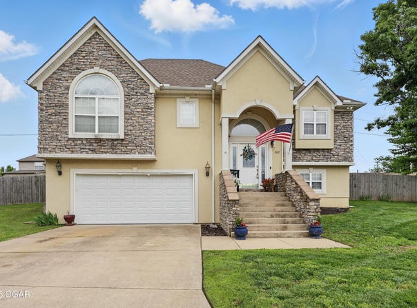 702 Copper Oaks Dr, Carl Junction, MO 64834