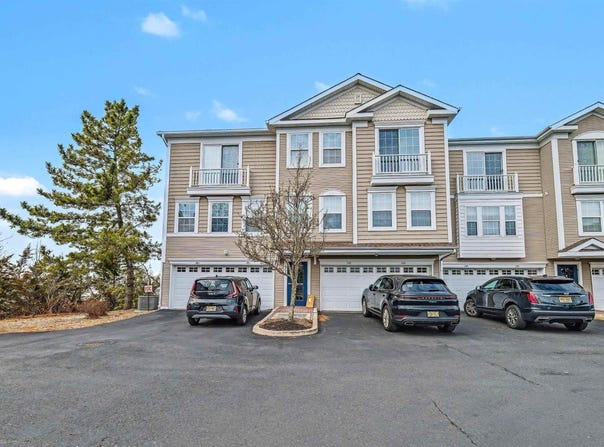 35 Bayside Dr, Somers Point, NJ 08244