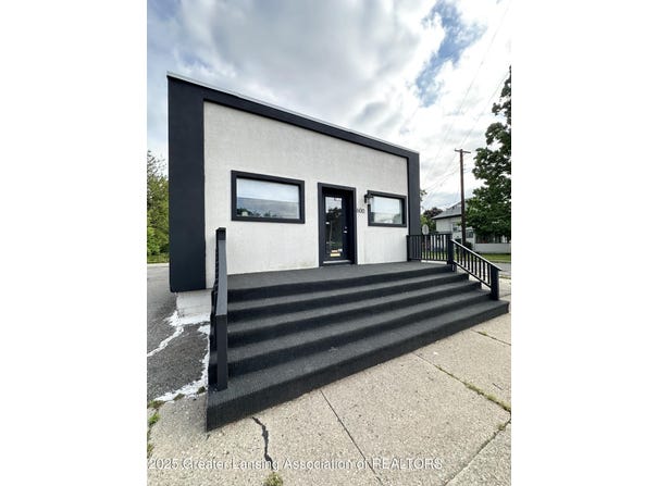 600 E Cavanaugh Road, Lansing, MI 48910