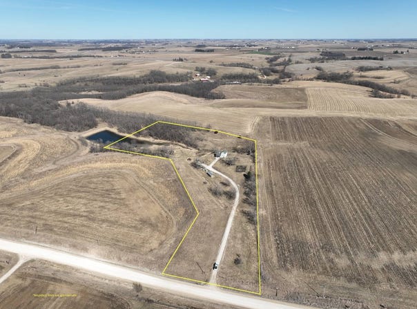 1796 Middle Ossian Rd, Decorah, IA 52101
