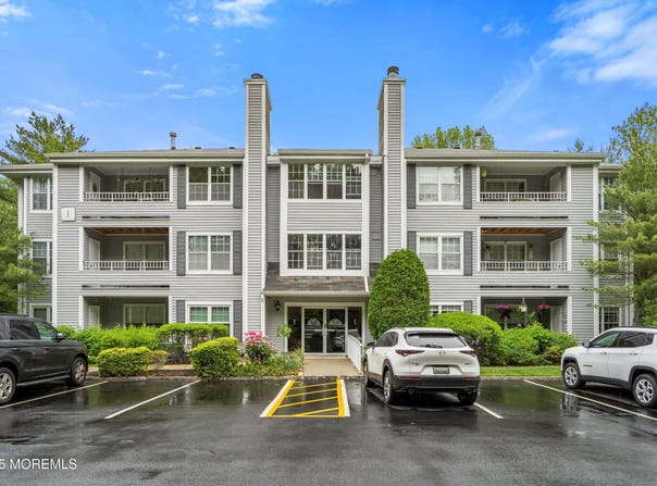 102 Raintree Court, Helmetta, NJ 08828