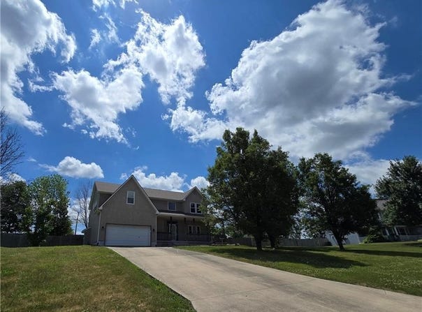 2305 SE Horseshoe Drive, Oak Grove, MO 64075