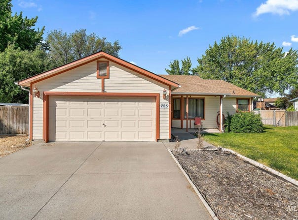 755 Willow, Mountain Home, ID 83647