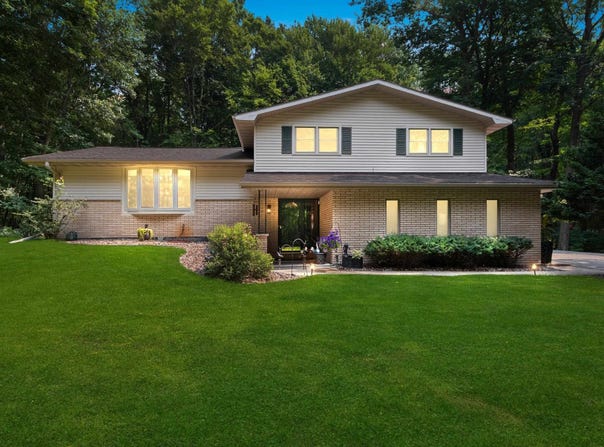 1878 OAKHILL Drive, GREEN BAY, WI 54313