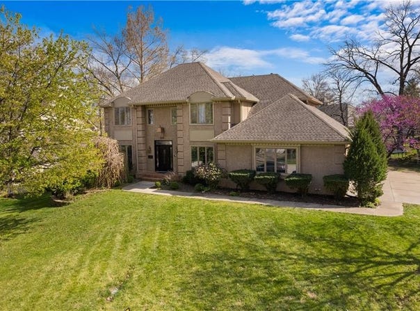 132 W Woodlands Drive, Gladstone, MO 64119