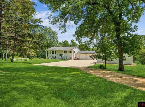 39877 County Road 20 Road, St. Peter, MN 56082