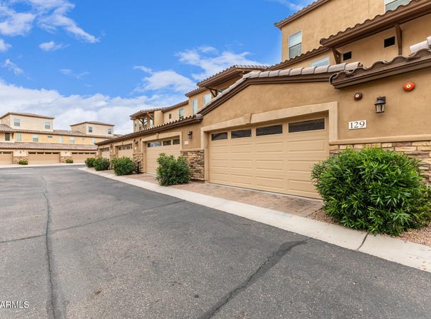 2821 S SKYLINE Drive, Mesa, AZ 85212