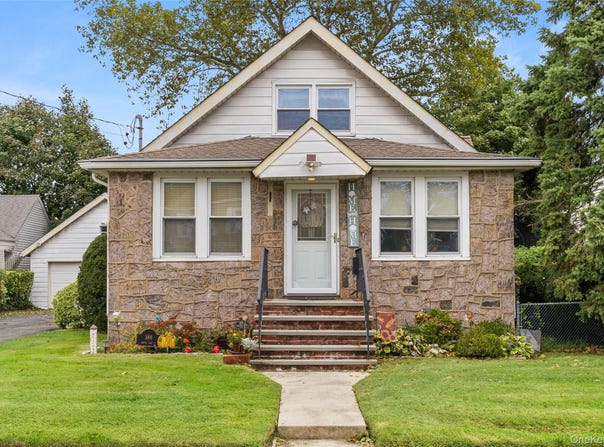 388 S 2nd Street, Lindenhurst, NY 11757