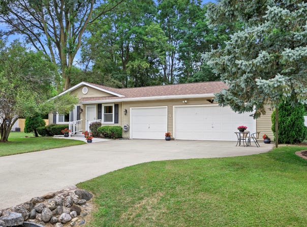 207 N Parkview Dr, Eagle, WI 53119