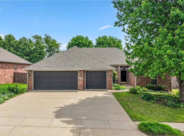 215 Dawn Drive, Centerton, AR 72719