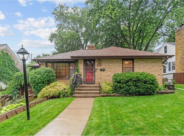 2709 Ewing Avenue N, Robbinsdale, MN 55422