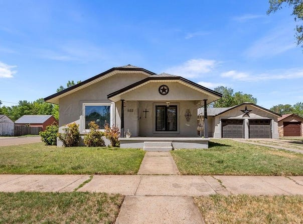 922 Denver Avenue, Dalhart, TX 79022