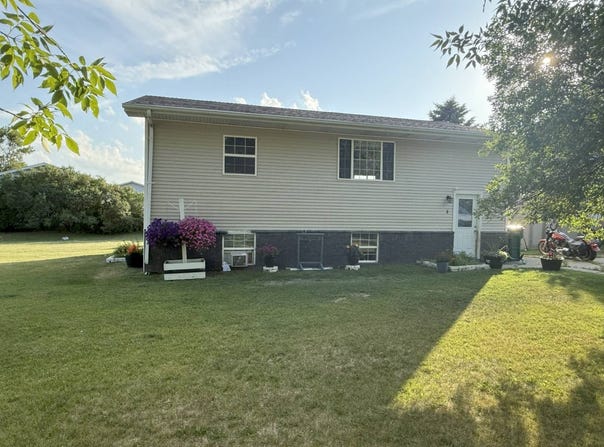 8 Munro Drive, Rolla, ND 58367