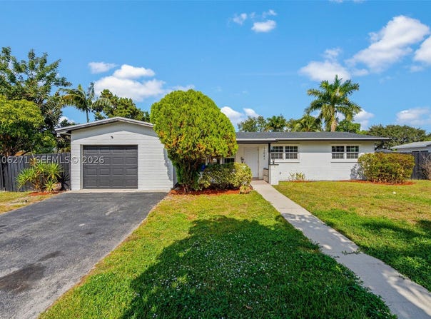 11041 NW 21st St, Pembroke Pines, FL 33026