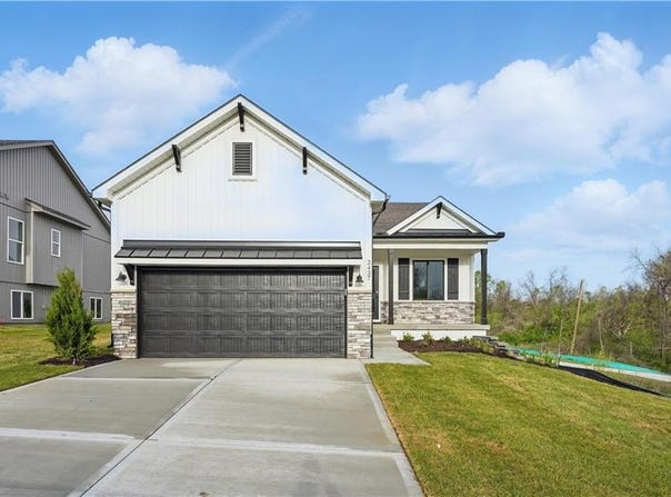 2437 NW Sunnyvale Court, Blue Springs, MO 64015