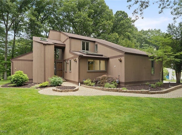 9193 Meadow Lane, Brecksville, OH 44141