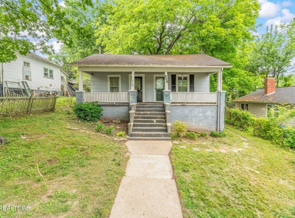 906 N B St, Lenoir City, TN 37771