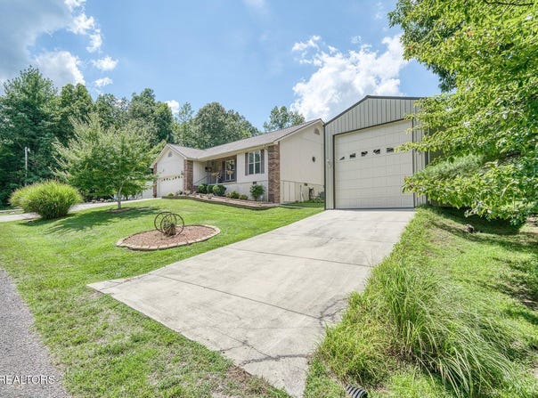 2051 Menasha Drive, Crossville, TN 38572