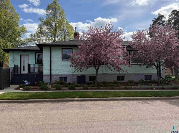 301 S Courtland St, Chamberlain, SD 57325