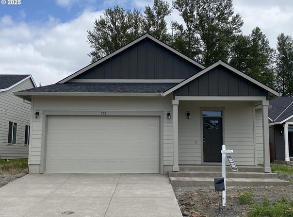 702 Tigerlily ST, Silverton, OR 97381