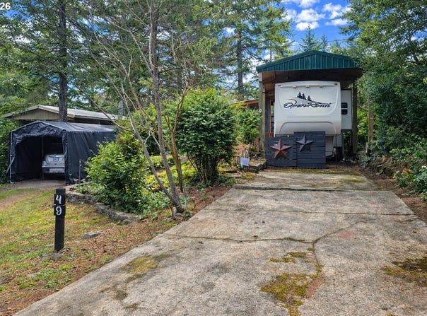 49 EASY St, Florence, OR 97439