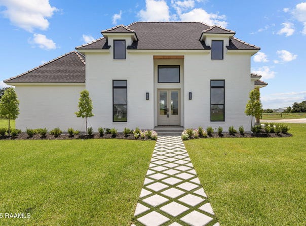 100 Trailing Oaks Drive, Youngsville, LA 70592