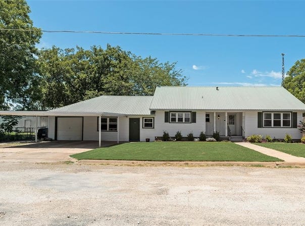 409 S Carter Street, Whitewright, TX 75491