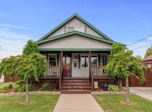 944 S 26th St, Manitowoc, WI 54220
