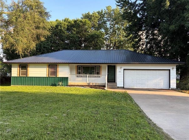 802 E 4th Avenue, Garnett, KS 66032