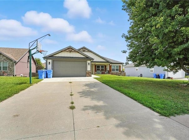 225 S Melrose Lane, Tonganoxie, KS 66086