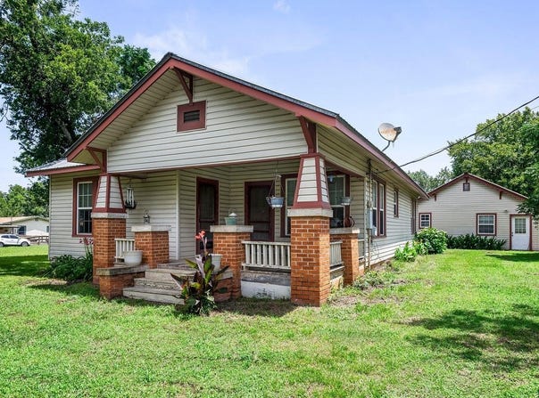 186 El Paso ST, McDade, TX 78650