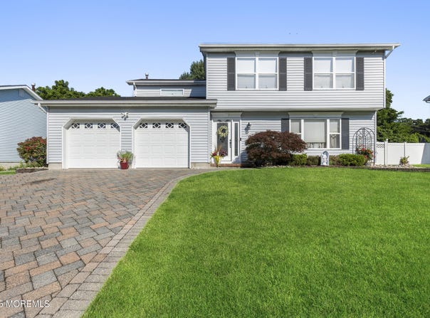 10 Bronia Street, Howell, NJ 07731