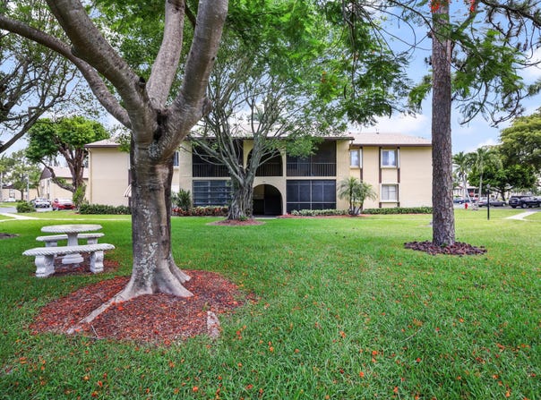 321 Pine Ridge Circle, Greenacres, FL 33463