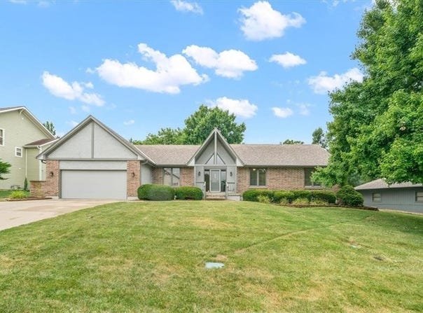 613 Lakeview Drive, Raymore, MO 64083