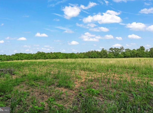 19 RACEHORSE DRIVE, JONESTOWN, PA 17038