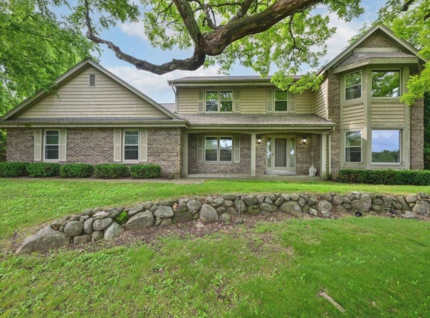 S61w24405 Red Wing Dr, Waukesha, WI 53189
