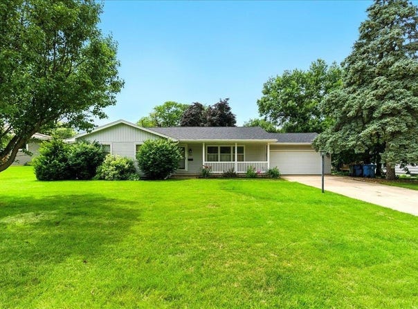 1131 Ridgemont Road, Waterloo, IA 50701