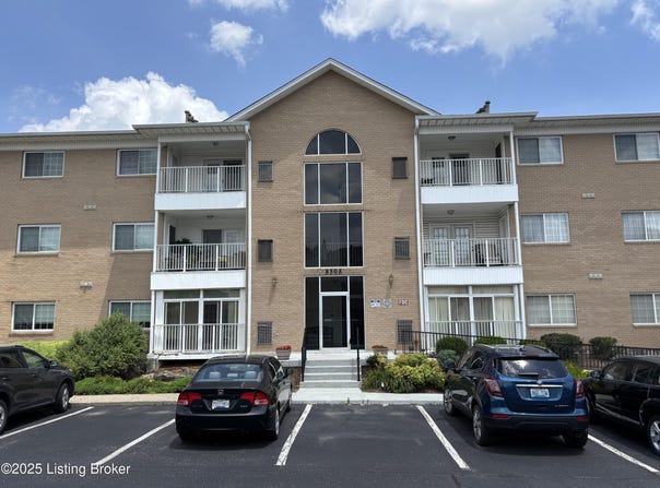 8505 Atrium Dr, Louisville, KY 40220