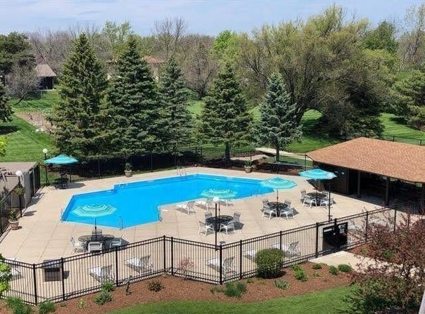 6100 W Stonehedge Dr, Greenfield, WI 53220