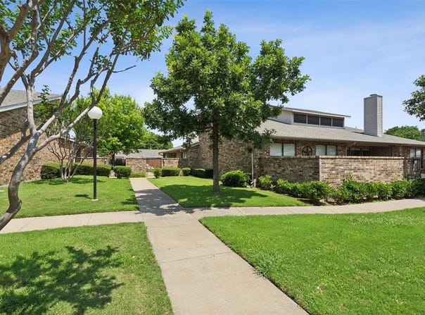941 Forest Creek Street, Benbrook, TX 76126