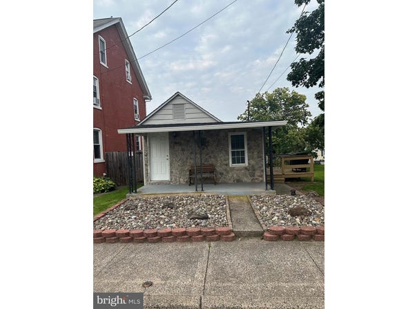 884 MAIN ST, PENNSBURG, PA 18073