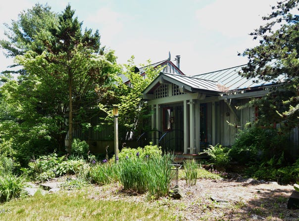 445 County Rd, Becket, MA 01223
