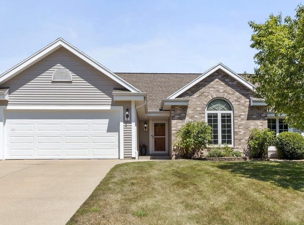 2300 E Cody Ct, Oak Creek, WI 53154
