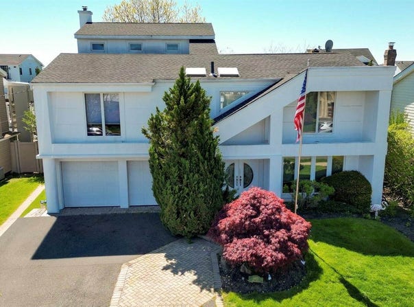 2912 Bay Drive, Merrick, NY 11566