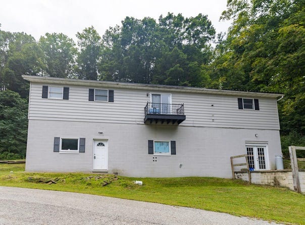 804 S Main St, Hollsopple, PA 15935